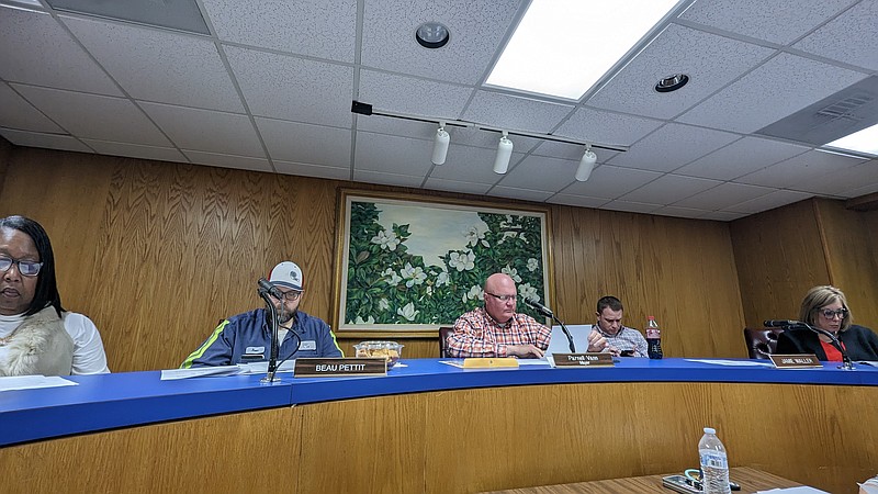 The City Council discusses the new ordinance to end the Summer averaging program. (Joshua Turner / Banner News)