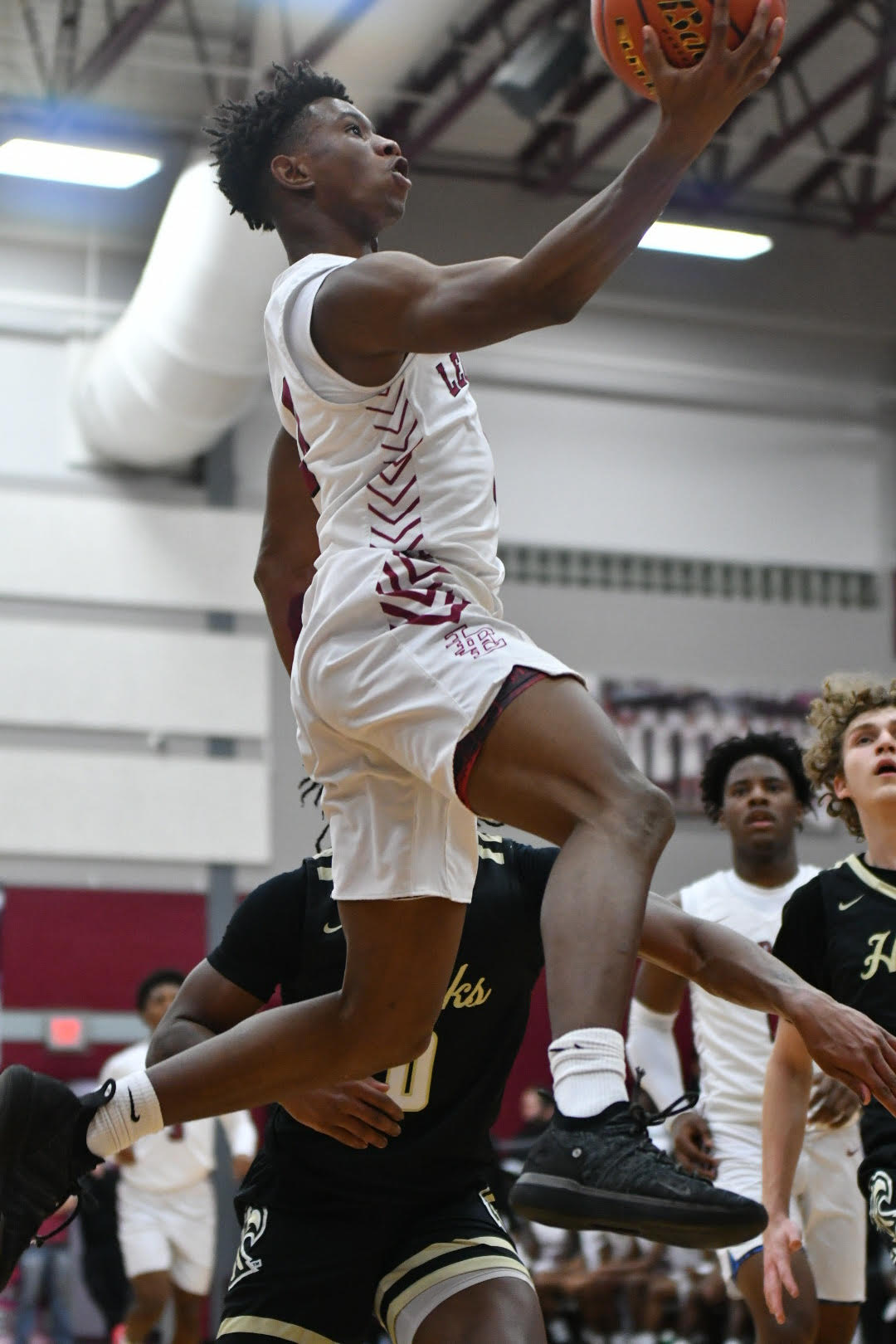 Leopards run-and-gun past Hawks, 70-41 - Vimarsana News