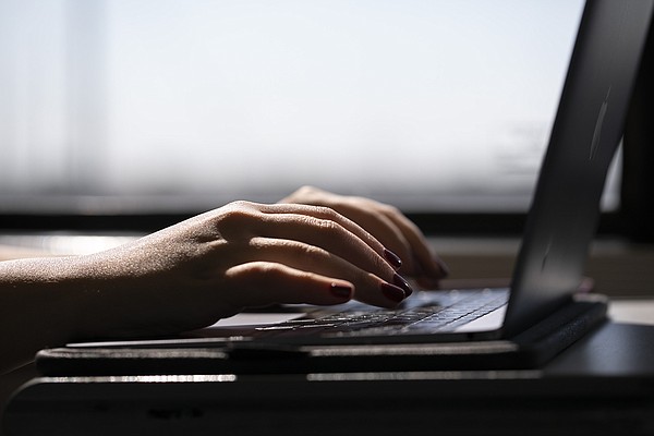 Don't multitask when using peer-to-peer payment apps, experts warn - Vimarsana News