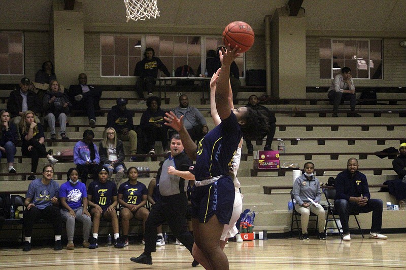 Photo By: Michael Hanich
SAU Tech guard Jaida Minter shooting the ball over a defender in the game against SouthArk.