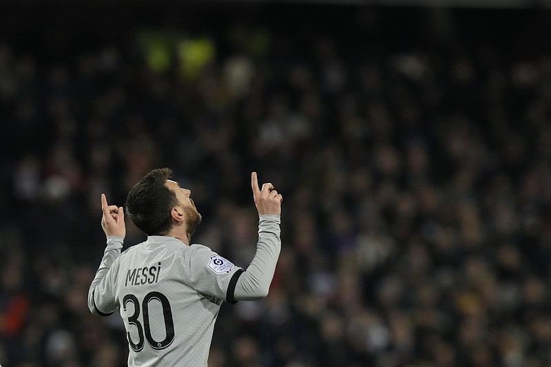 El argentino Lionel Messi, del París Saint-Germain, festeja luego de anotar el segundo tanto de su equipo en un duelo de la liga francesa ante el Montpellier, el miércoles 1 de febrero de 2023 (AP foto/Thibault Camus)