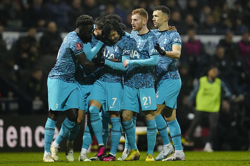 En foto del sábado 28 de enero del 2023, Son Heung-min del Tottenham celebra con sus compañeros tras anotar en le encuentro de su equipo de la cuarta ronda de la Copa FA ante el Preston North End. El miércoles 1 de febrero del 2023, Sudáfrica busca un patrocinio con el Tottenham. (AP Foto/Jon Super)