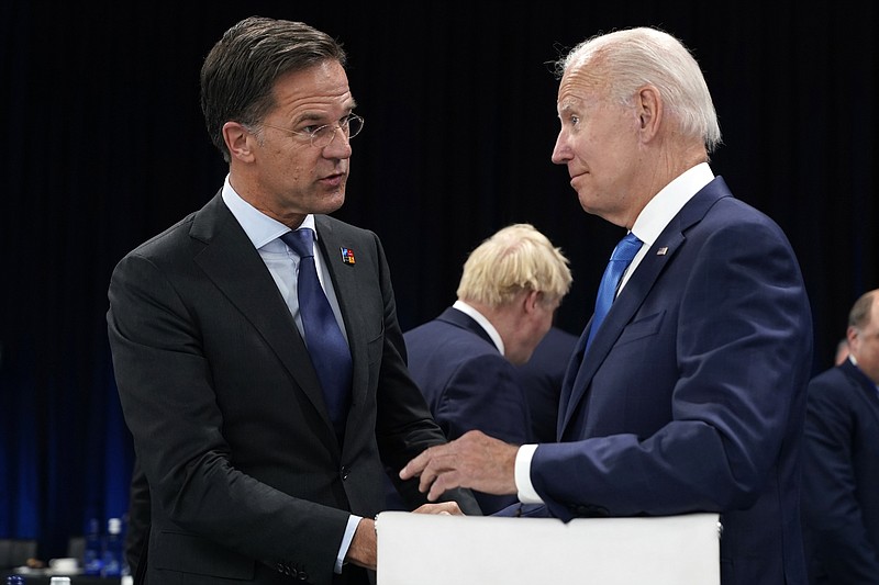 El primer ministro holandés Mark Rutte habla con el presidente estadounidense Joe Biden durante una reunión de la OTAN, el 29 de junio de 2022, en Madrid. (AP Foto/Susan Walsh, archivo)