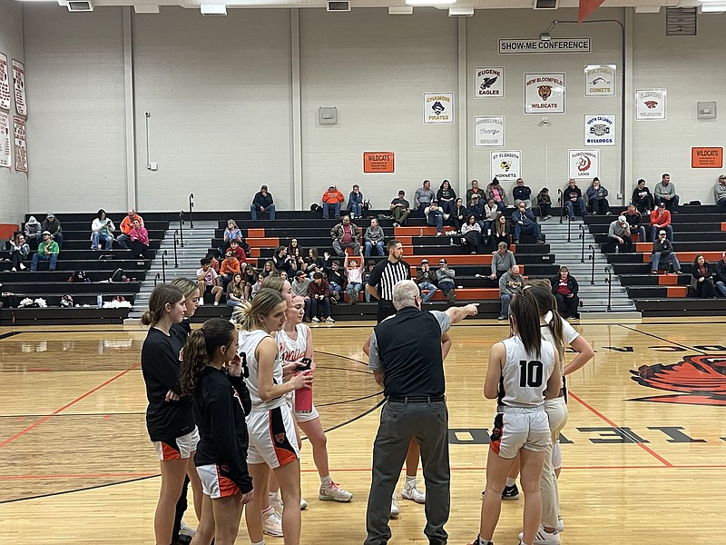 New Bloomfield coach Brett Craighead instructs his players during a timeout against Linn Thursday evening at New Bloomfield High School in New Bloomfield. (Fulton Sun/Robby Campbell)