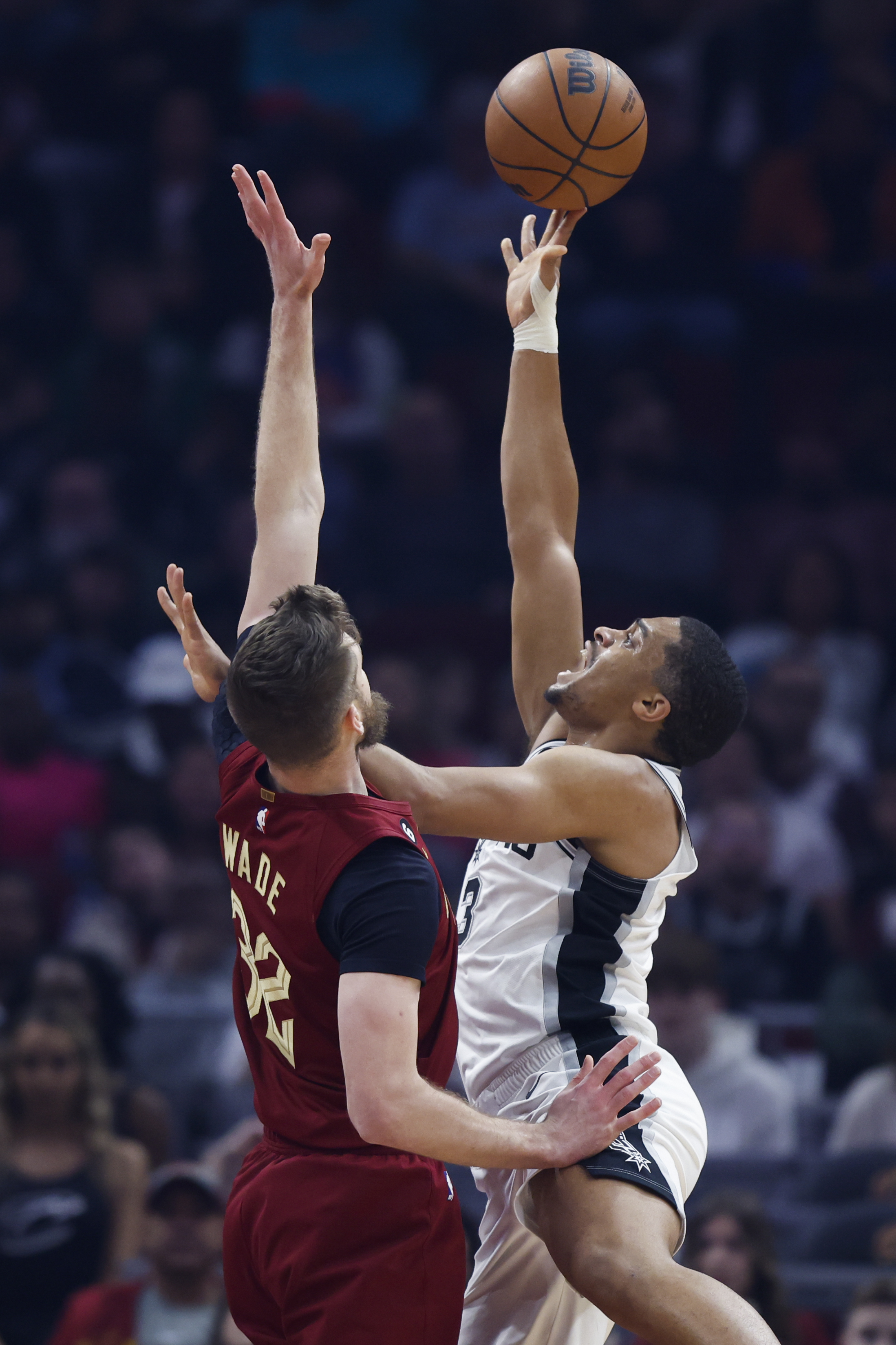 Johnson, Spurs hold off Mitchell, Cavs to win 3rd in row