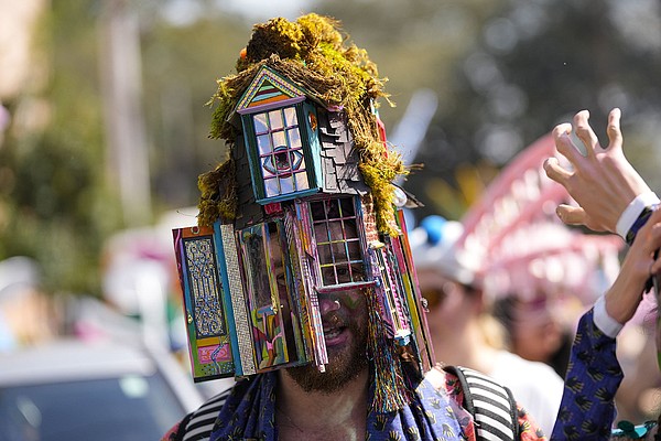 Warm weather fuels Mardi Gras - Vimarsana News