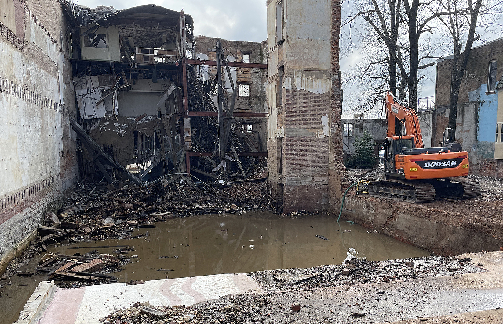 PHOTO | Demolition of Regency House building in downtown Texarkana resumes after almost three years - Vimarsana News