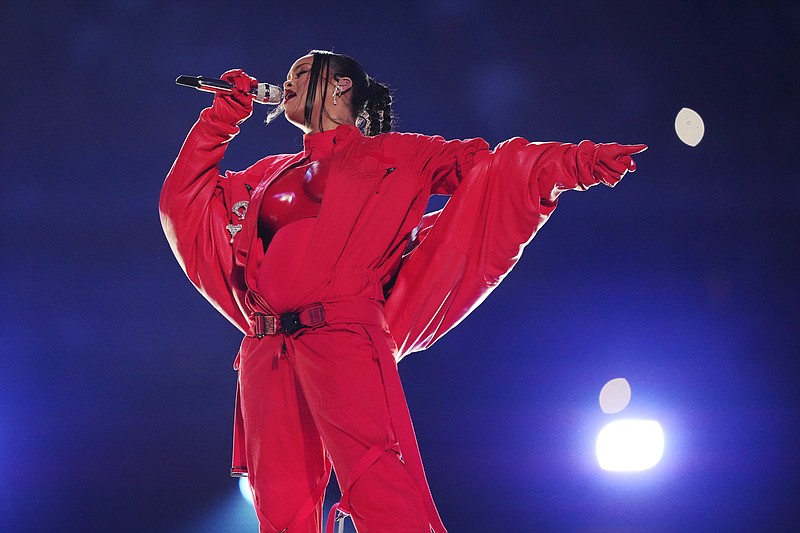 Rihanna durante su presentación en el espectáculo de medio tiempo del Super Bowl 57 de la NFL entre los Chiefs de Kansas City y los Eagles de Filadelfia, el domingo 12 de febrero de 2023, en Glendale, Arizona. (Foto AP/Matt Slocum)