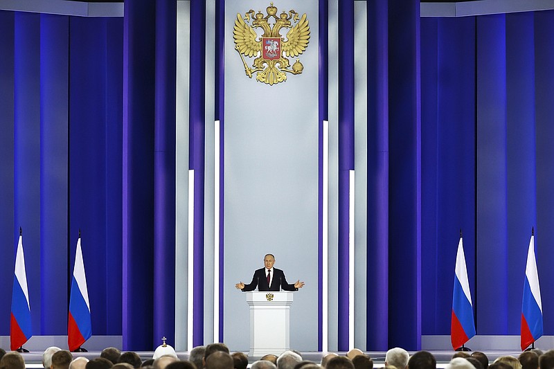 El presidente ruso, Vladimir Putin, gesticula mientras ofrece su discurso del estado de la nación el martes 21 de febrero de 2023 en Moscú, Rusia. (Dmitry Astakhov, Sputnik, fotografía de Pool del Kremlin vía AP)