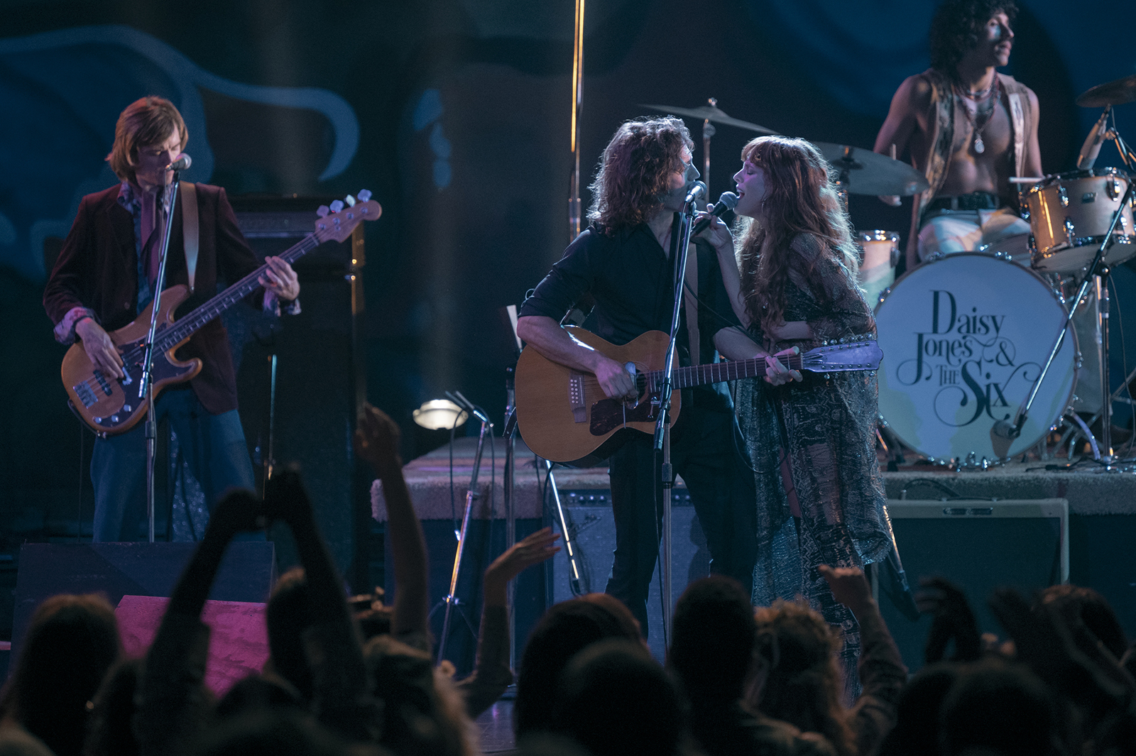 Adaptation of Fleetwood Mac-inspired 'Daisy Jones & The Six' an entertaining, attraction-soaked rock ride - Vimarsana News