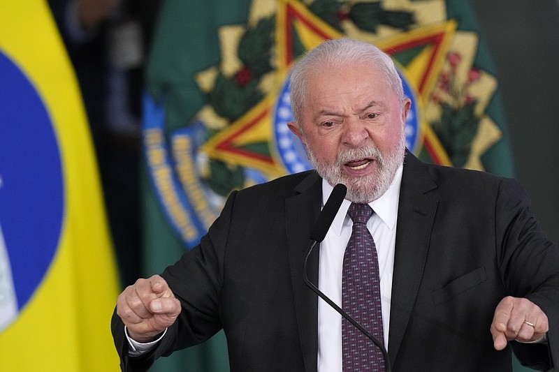 El presidente brasileño Luiz Inácio Lula da Silva habla en un evento de relanzamiento de la Bolsa Familia, un programa de bienestar social, en el Palacio de Planalto, en Brasilia, Brasil, el jueves 2 de marzo de 2023. (AP Foto/Eraldo Peres)