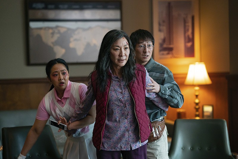 En esta imagen proporcionada por A24, de izquierda a derecha, Stephanie Hsu, Michelle Yeoh y Ke Huy Quan en una escena de "Everything Everywhere All at Once". (Allyson Riggs/A24 vía AP)