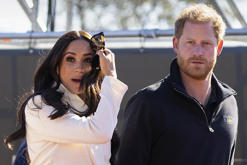 ARCHIVO – El príncipe Enrique y Meghan Markle, duque y duquesa de Sussex en el evento de pista y campo de los Juegos Invictus en La Haya, Holanda, el 17 de abril de 2022. El príncipe Enrique y su esposa Meghan recibieron una solicitud para desalojar su casa en Gran Bretaña. La casa Frogmore Cottage, en los terrenos del Castillo de Windsor, al oeste de Londres, había sido destinada como la residencia principal de la pareja antes de que renunciaran a los deberes reales y se mudaran al sur de California. (Foto AP/Peter Dejong, archivo)