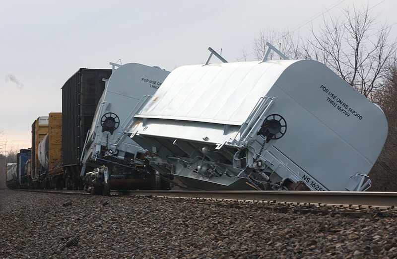 2nd freight train derails in Ohio