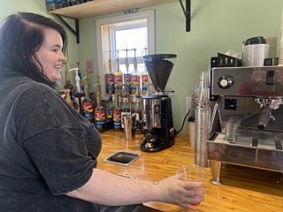 Elizabeth Wall, barista at Roosters Coffee Co., prepares a southern peach tea, one of their variety of flavored teas, on Wednesday, March 7, 2023, in Texarkana, Texas. (Staff photo by Sharda James)