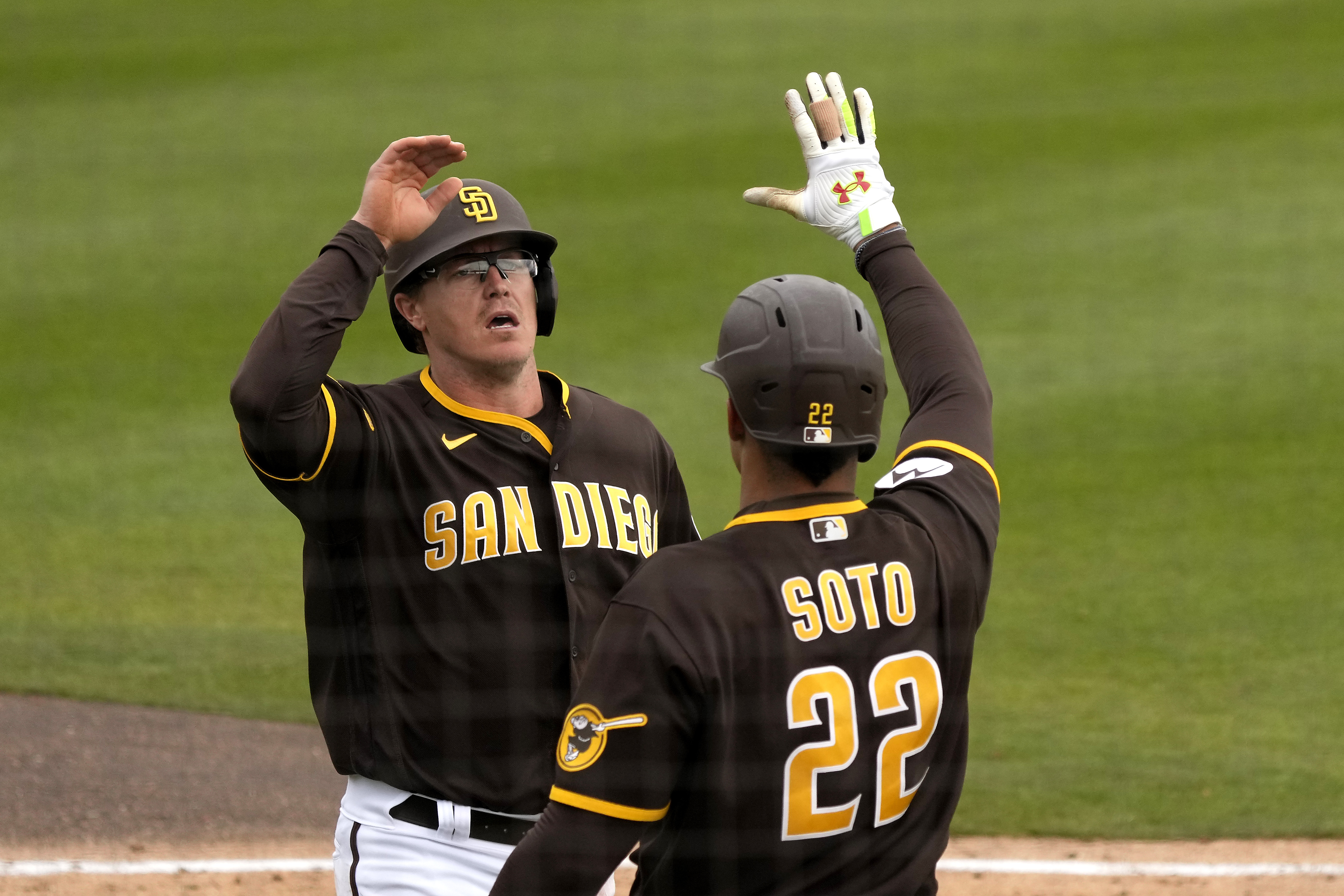 Padres' left fielder Soto scratched late vs. Yankees with back