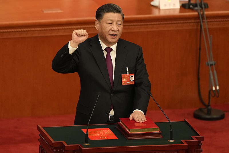El presidente chino, Xi Jinping, presta juramento después de ser elegido por unanimidad como lider máximo del país durante una sesión de la Asamblea Popular Nacional de China en el Gran Salón del Pueblo en Beijing, el viernes 10 de marzo de 2023. (AP Foto/Mark Schiefelbein)