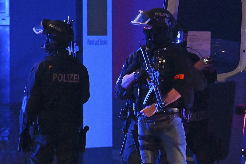 Agentes armados de la policía, cerca del lugar donde se produjo una balacera en Hamburgo, Alemania, el 9 de marzo de 2023, cuando una o más personas abrieron fuego en una iglesia. (Jonas Walzberg/dpa vía AP)
