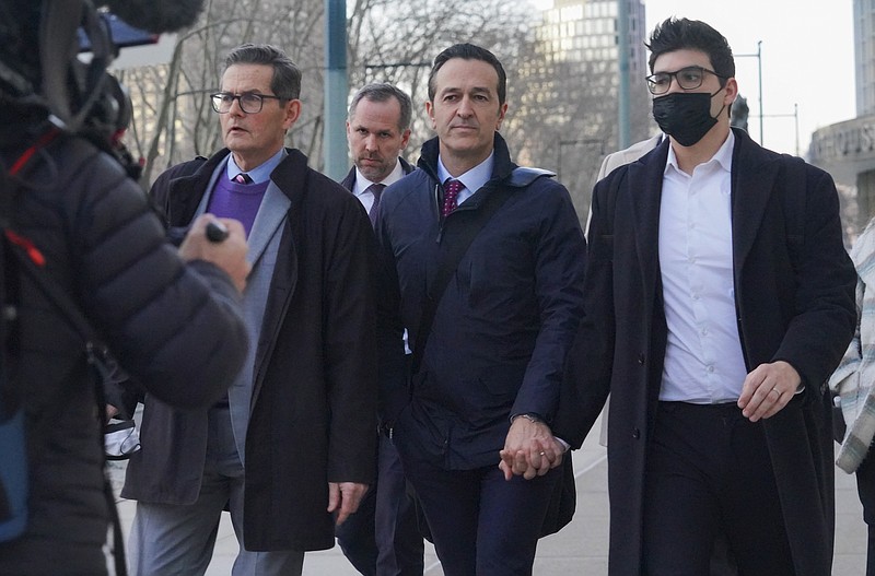 El otrora ejecutivo de Fox, Hernán López, segundo de derecha a izquierda, sale de la corte federal donde se le declaró culpable de pagar sobornos millonarios, el jueves 9 de marzo de 2023 (AP Foto/Bebeto Matthews)