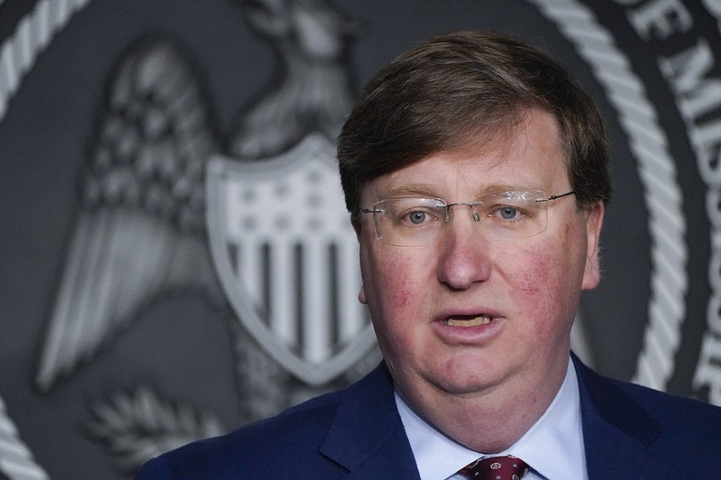 ARCHIVO - El gobernador republicano de Mississippi, Tate Reeves, habla en conferencia de prensa, 28 de febrero de 2023 en Jackson, Mississippi requirió el martes que Medicaid dé un año entero de cobertura posparto a madres de bajos ingresos. (AP Foto/Rogelio V. Solis, File)