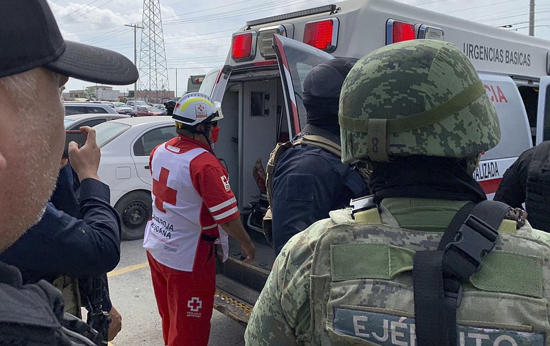 Un trabajador de la Cruz Roja cierra la puerta de una ambulancia que transporta a dos estadounidenses encontrados con vida después de su secuestro en México la semana pasada, en Matamoros, el martes 7 de marzo de 2023. (AP Foto)