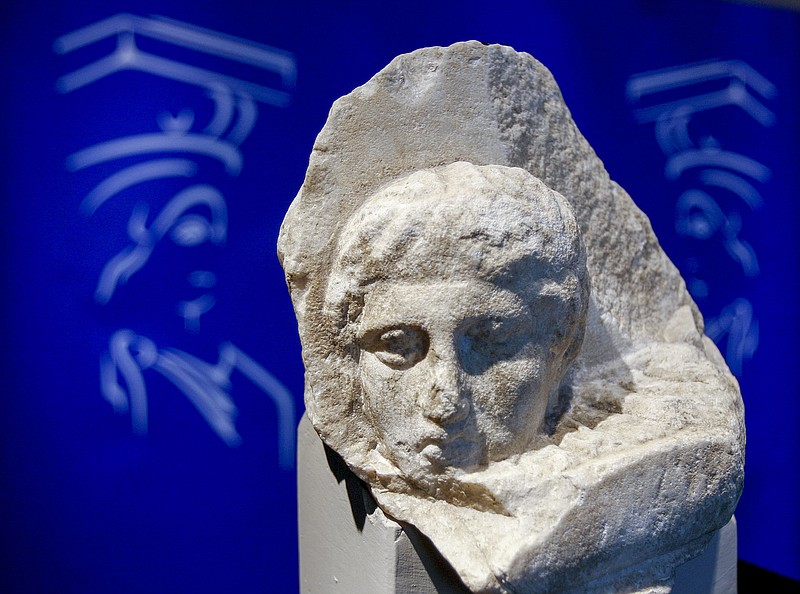 ARCHIVO - La cabeza de mármol de un joven, un pequeño fragmento de la decoración escultórica creada hace 2.500 años para el Partenón, en la antigua Acrópolis, se ve durante una presentación a los medios del nuevo Museo de la Acrópolis en Atenas, el 5 de noviembre de 2008. El Vaticano y Grecia completaron el martes un acuerdo para la devolución de tres fragmentos de esculturas del Partenón que llevan dos siglos en la colección de los Museos del Vaticano, un nuevo caso en el que un museo occidental cede a las demandas de restitución. ( Foto AP /Thanassis Stavrakis, archivo)