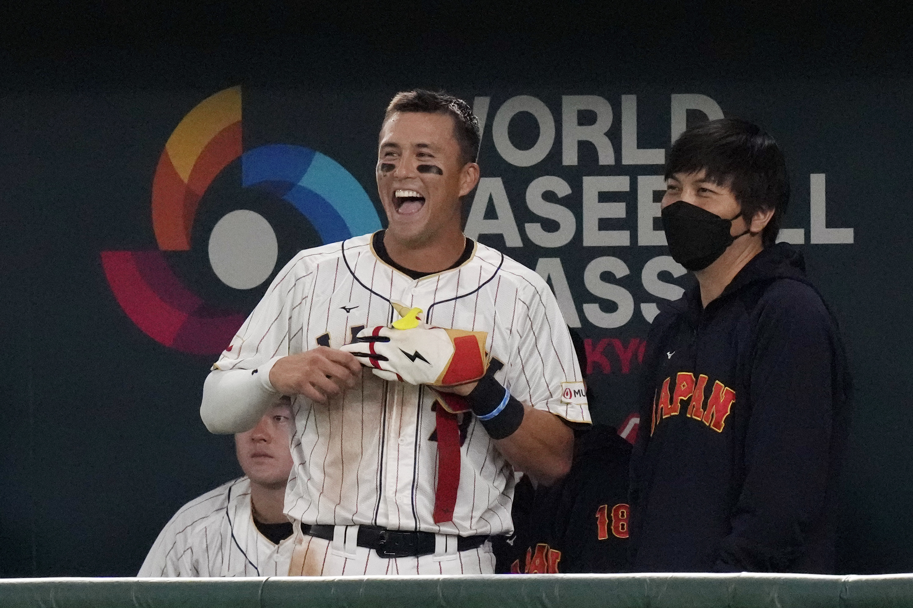 Shohei Ohtani teaching Lars Nootbaar how to throw his splitter in the  Samurai Japan dugout : r/Cardinals