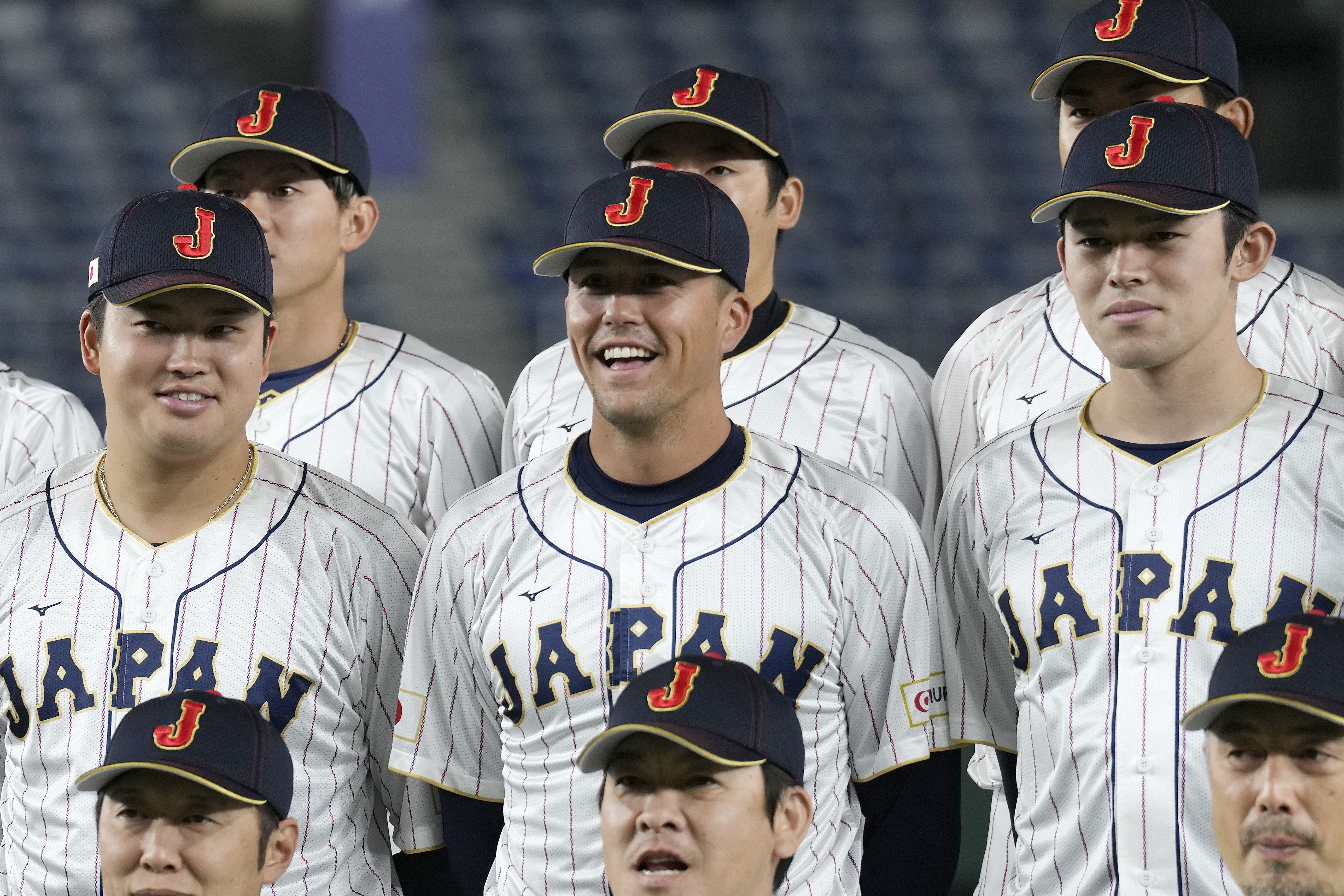 Shohei Ohtani teaching Lars Nootbaar how to throw his splitter in the  Samurai Japan dugout : r/Cardinals