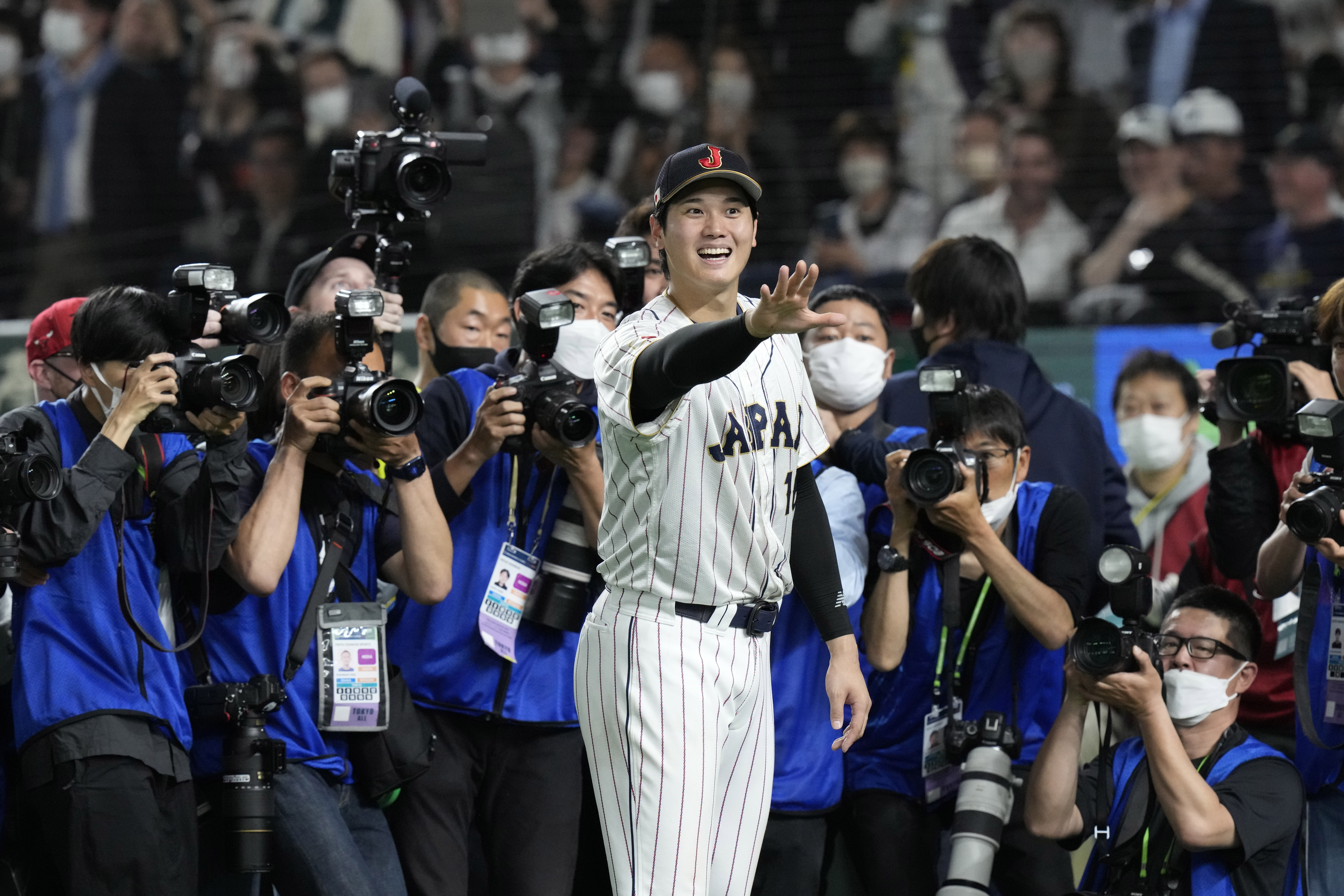 NISHINOMIYA, Japan - Tohoku High School right-hander Yu Darvish responds to  cheers after pitching a no-hitter in the Miyagi Prefecture school's 2-0  victory over Kumamoto Kogyo at the national high school baseball