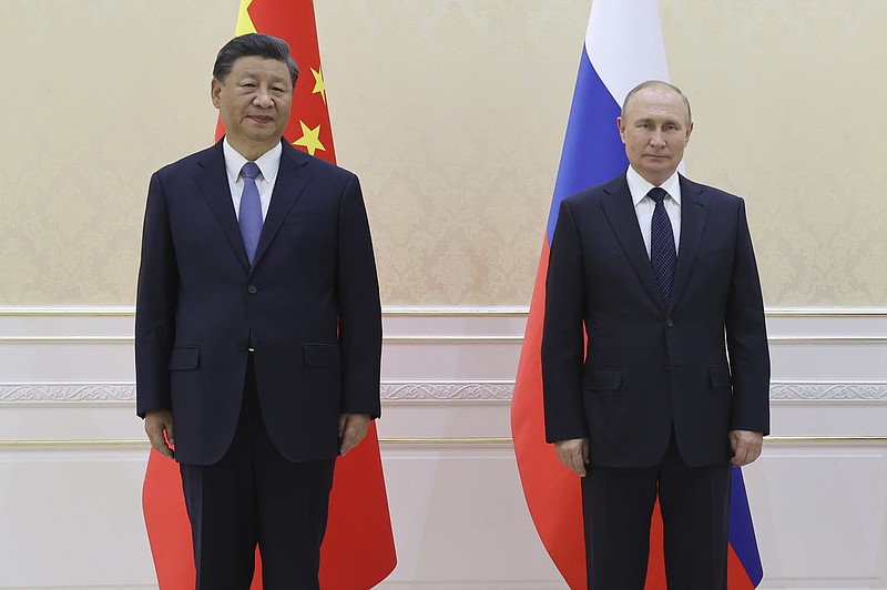 En esta imagen de archivo, el presidente de China, Xi Jinping (izquierda), y el de Rusia, Vladímir Putin, posa para una fotografía durante una cumbre de la Organización de Cooperación de Shanghai celebrada en Samarcanda, Uzbekistán, el 15 de septiembre de 2022. (Alexandr Demyanchuk, Sputnik, Kremlin Pool Foto vía AP, archivo)