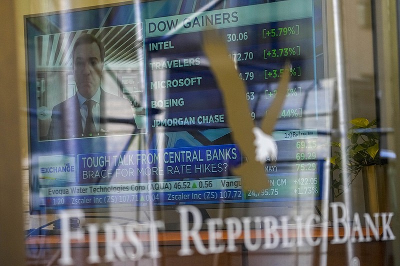 Una pantalla de televisión muestra noticias financieras en una sucursal del banco First Republic, el jueves 16 de marzo de 2023, en Manhattan. (AP Foto/Mary Altaffer)