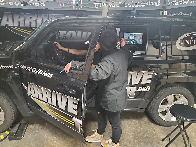 Adam Reider/Fulton Sun
Melanie Figueroa (right) instructs Kinrnn Thornton (left) how to put on virtual reality equipment to begin the demonstration. The goal of Arrive Alive is to show students the dangers of distracted driving.