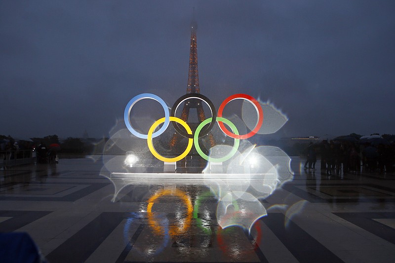 Archivo - Los anillos olímpicos en la Place du Trocadero de París el 13 de septiembre de 2017 tras una votación en Lima que otorgó los JJOO de 2024 a la capital francesa. (AP Foto/Francois Mori , Archivo)
