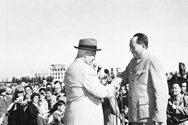 ARCHIVO - El mandatario chino Mao Zedong recibe a su homólogo soviético Nikita Kruschev el 30 de septiembre de 1959, en Beijing, China. (AP Foto, archivo)