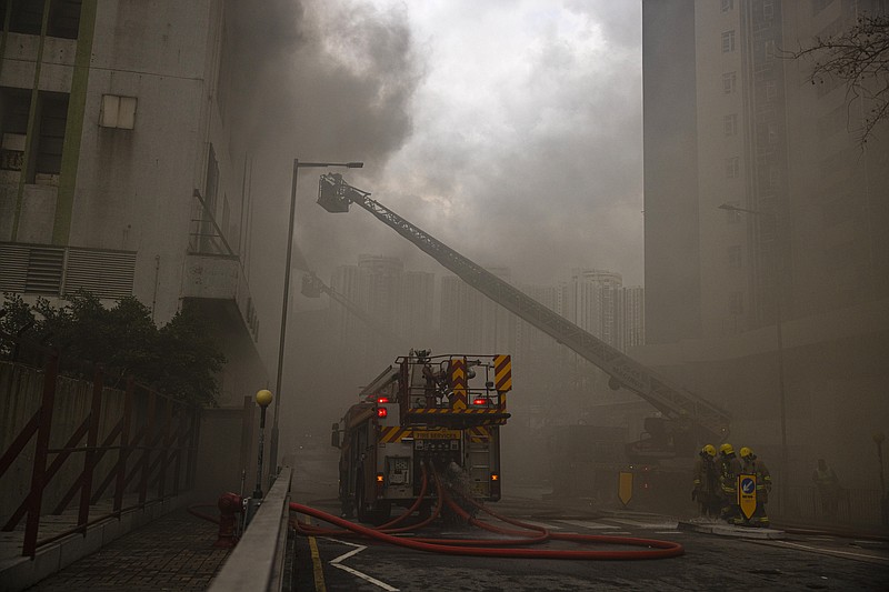 Bomberos combaten un incendio en Cheung Sha Wan, una zona industrial y residencial de Hong Kong, el viernes 24 de marzo de 2023. (AP Foto/Louise Delmotte)