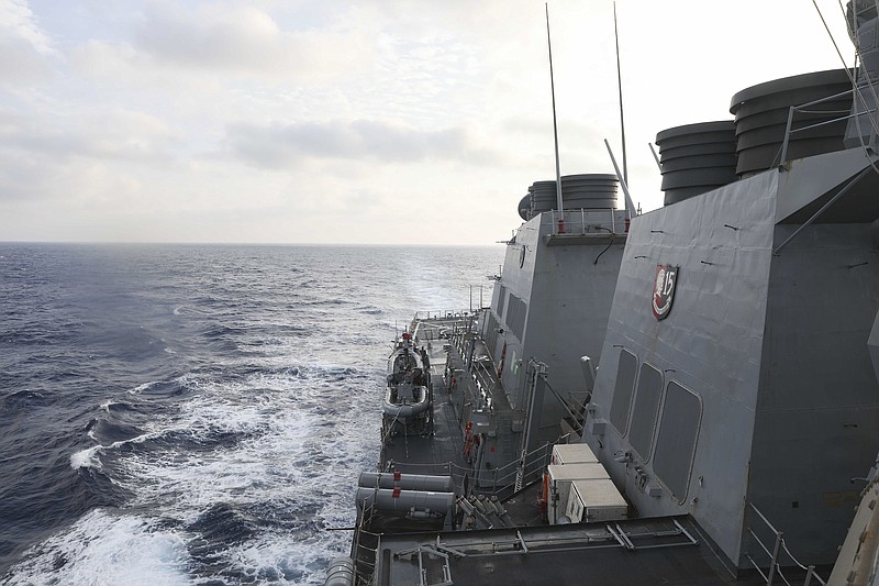 En esta imagen difundida por la Marina de Estados Unidos, el USS Milius (DDG 69), un destructor de misiles guiados, realiza operaciones de rutina en el Mar de la China Meridional, el viernes 24 de marzo de 2023. (Mass Communication Specialist 1st Class Greg Johnson/U.S. Navy via AP)