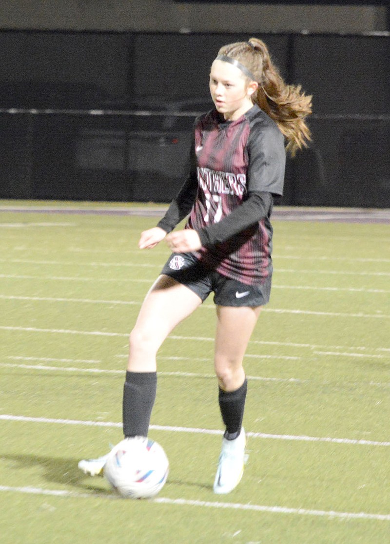 Graham Thomas/Herald-Leader
Hannah Palmer possesses the ball during a match against Mountain Home on March 10.