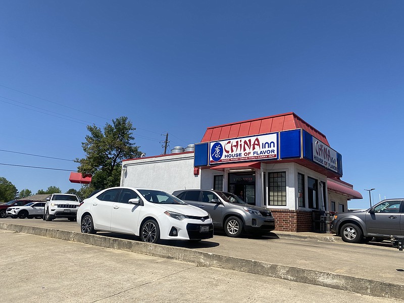 Cars wrapped around China Inn Chinese Restaurant after hearing news that it is closing permanently on Friday, March 31 after operating for over 30 years in Texarkana, Texas. (Photo by Sharda James)