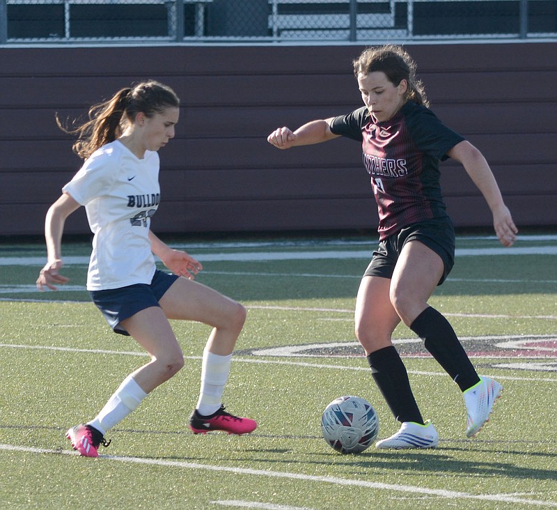 Graham Thomas/Herald-Leader
Siloam Springs' Ahnaka Buxton goes 1-v-1 against a Greenwood defender during a game March 28 at Panther Stadium.