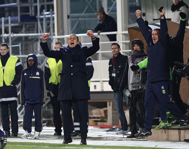 ARCHIVO - En foto del 6 de diciembre del 2013, el técnico del Nantes Michel Der Zakarian tras superar al Marsella en el encuentro de la liga. (AP Foto/Claude Paris, Archivo)