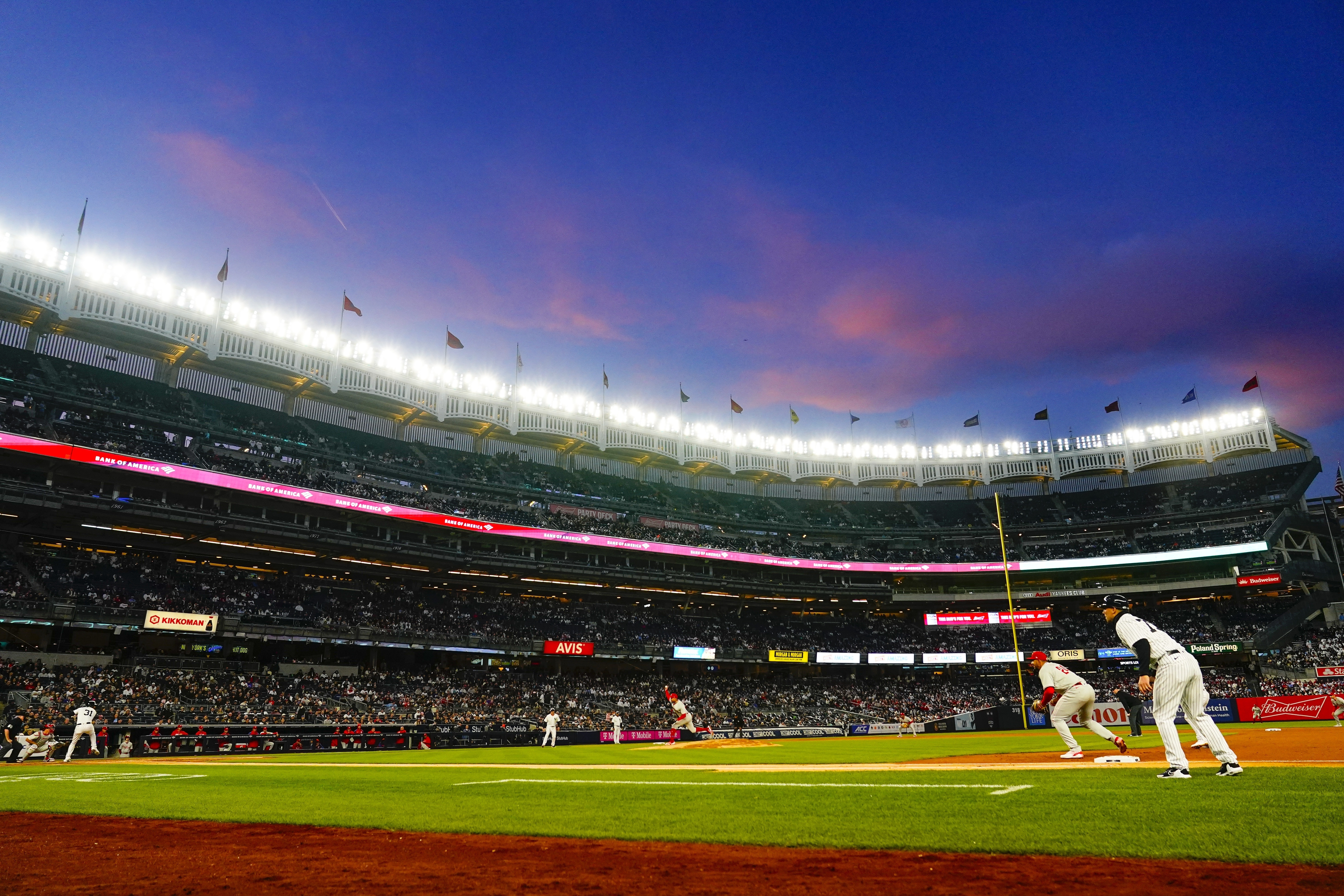 Gleyber Torres, Anthony Rizzo power Yankees past winless Phillies