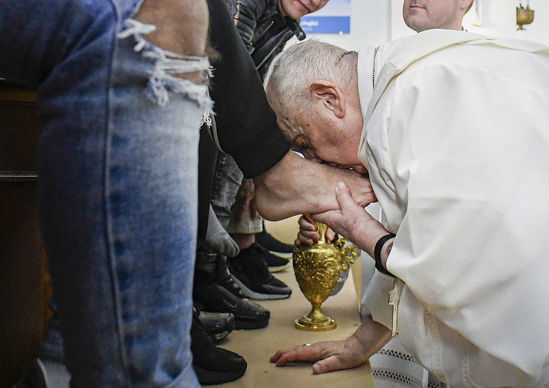 Pope washes feet in Holy Thursday rite at Rome youth prison | El Dorado ...