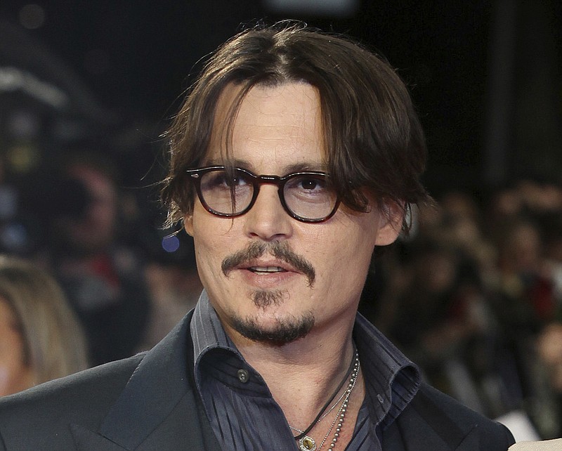 ARCHIVO- El actor Johnny Depp en el estreno europeo de "The Rum Diary" en Londres el 3 de noviembre de 2011. El drama histórico "Jeanne du Barry", protagonizado por Depp como el rey Luis XV, inaugurará la 76a edición del Festival de Cine de Cannes. (Foto AP/Joel Ryan, archivo)