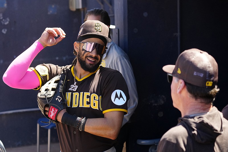 Fernando Tatis, Jr., pelotero dominicano de los Padres de San Diego, habla con el manager Bob Melvin antes del juego de pretemporada del 27 de marzo de 2023, ante los Marineros de Seattle, en Peoria, Arizona (AP Foto/Ross D. Franklin)