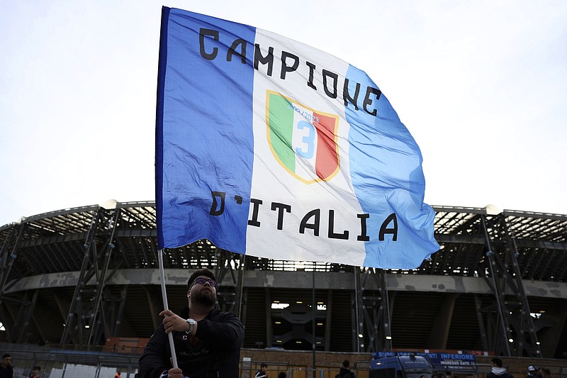Un hincha de Napoli agita una bandera con la frase campeón de Italia en las afueras del estadio
Diego Armando Maradona previo al partido contra el AC Milan, el domingo 2 de abril de 2023. (Alessandro Garofalo/LaPresse vía AP)