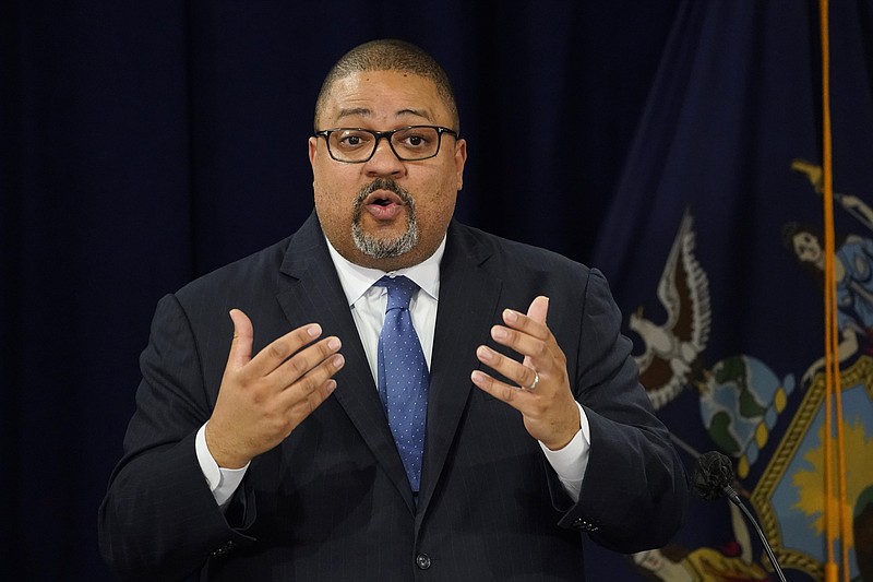 El fiscal de distrito de Manhattan, Alvin Bragg, habla en una conferencia de prensa tras la lectura de cargos al expresidente Donald Trump, el 4 de abril de 2023, en Nueva York. (AP Foto/John Minchillo)