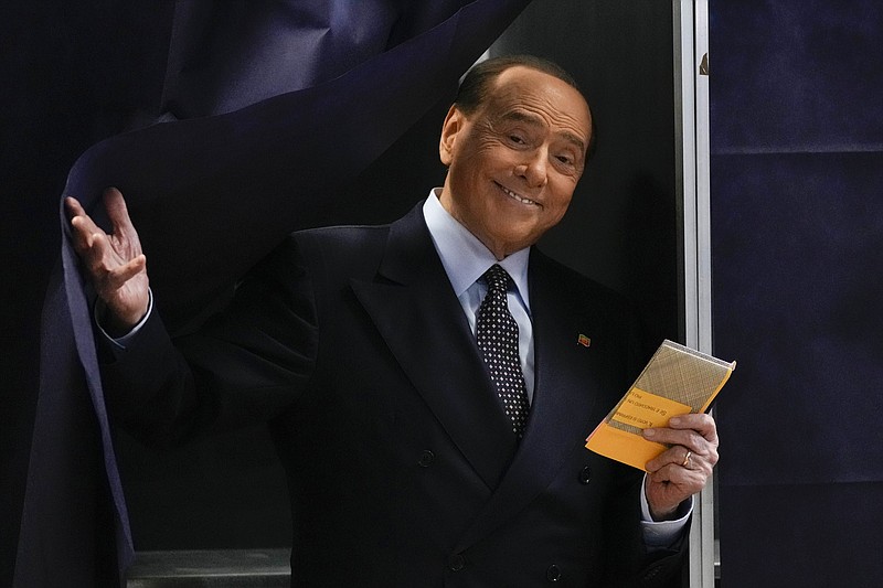 En esta imagen de archivo, Silvio Berlusconi, líder del partido populista de centroderecha Forza Italia, sale de una cabina de votación, en Milan, Italia, el 25 de septiembre de 2022. (AP Foto/Antonio Calanni, archivo)