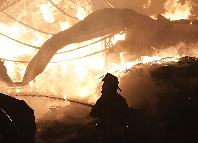 Un bombero trabaja en la extinción de un incendio en la Central de Abasto, un mercado mayorista que es el principal centro de distribución de alimentos en la Ciudad de México, el 6 de abril de 2023. (AP Foto/Eduardo Verdugo)