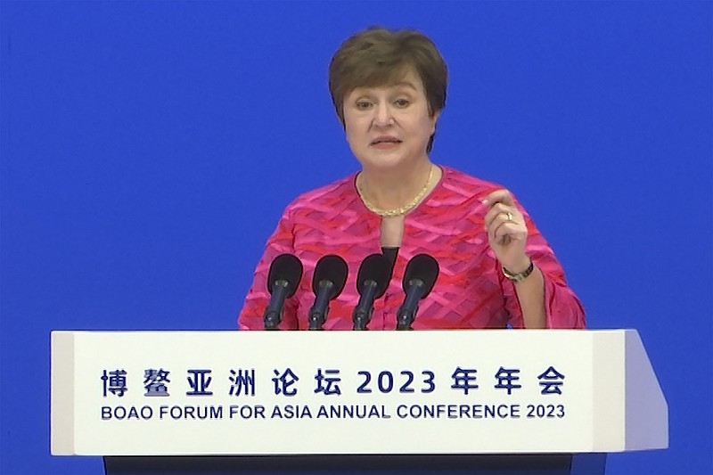 ARCHIVO - En esta imagen tomada de un video, la directora gerente del FMI, Kristalina Georgieva, habla en la ceremonia de apertura del Foro Boao para Asia en Boao, China, 30 de marzo de 2023. La jefa del FMI advirtió el jueves 6 de abril de 2023 que el crecimiento global este año será inferior a 3%, comparado con 3,4% el año pasado. (AP Foto/Dake Kang, File)