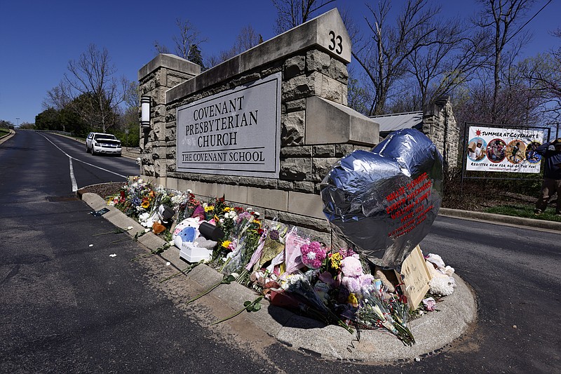 ARCHIVO - Un globo con los nombres de las víctimas se alza junto a los recordatorios en la entrada de la escuela Covenant, Nashville, Tennessee, 29 de marzo de 2023. Después de la matanza de Nashville, el Congreso se encuentra en el impasse de siempre. (AP Foto/Wade Payne, File)